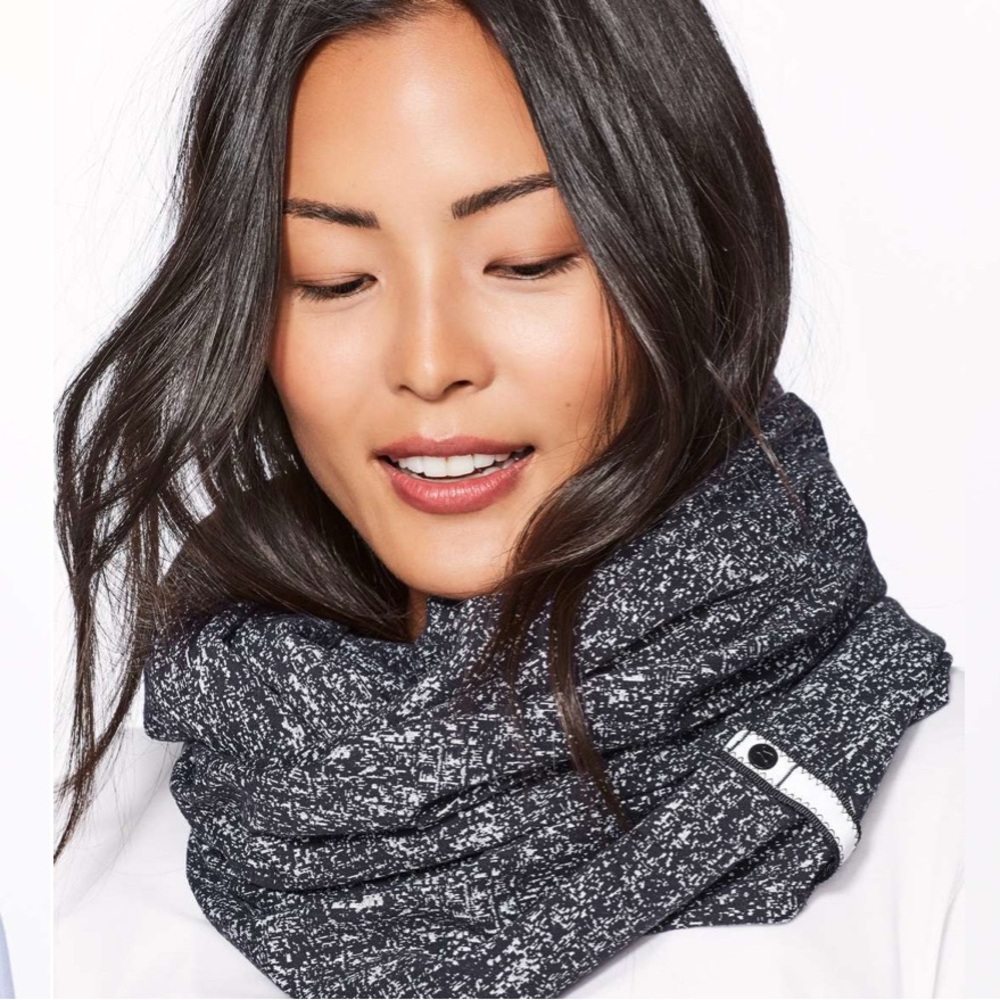 Lululemon Vinyasa Scarf (Rulu)
Running Luon Suited Jacquard Black White